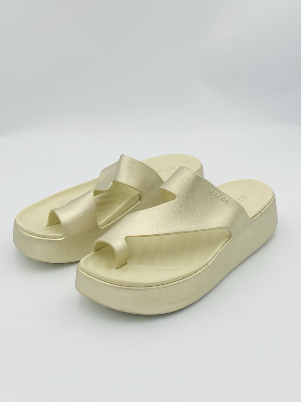 Crocs Getaway Metallic Platform Toe Loop Sandals Women 6 Champagne NWT 211576